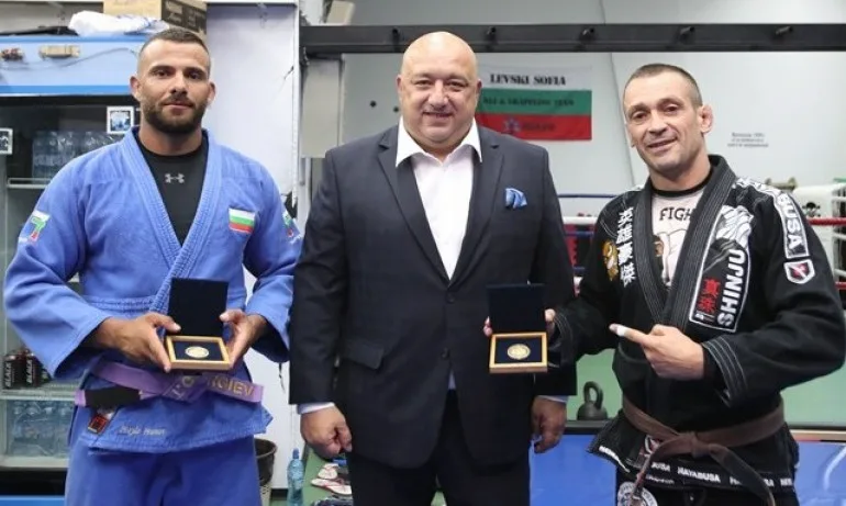 Министър Кралев награди медалисти по бразилско джу-джицу - Tribune.bg