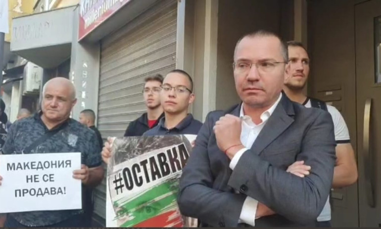 Симпатизанти на ВМРО блокираха дома на Кирил Петков , искат да знаят, кога ще подаде оставка - Tribune.bg