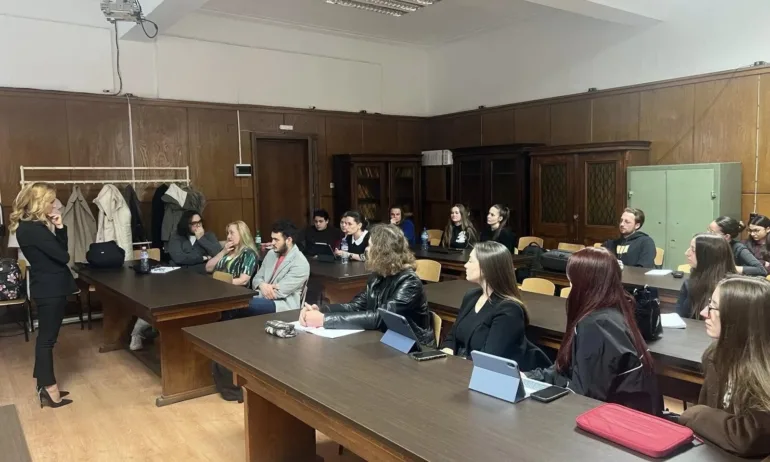 Ново амплоа: Мария Цънцарова преподава на студенти от Софийския университет - Tribune.bg
