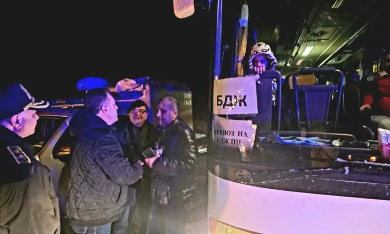 Спасителна акция: Автобус с 50 пътници закъса посред нощ край Велико Търново - Tribune.bg