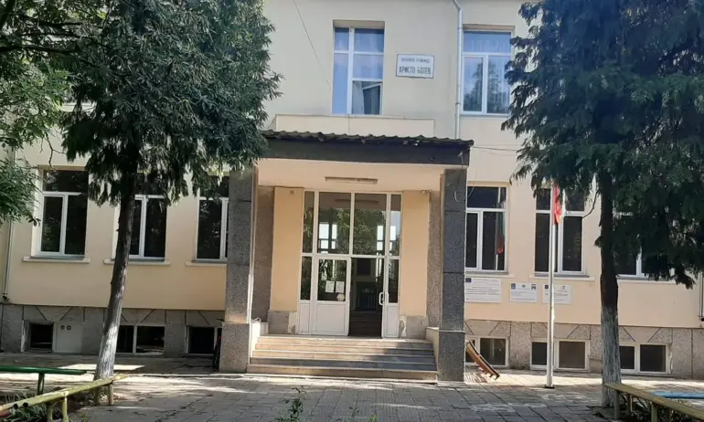Проверяват училището в Крушовица след сигнала за детето, живеещо в кокошарник - Tribune.bg