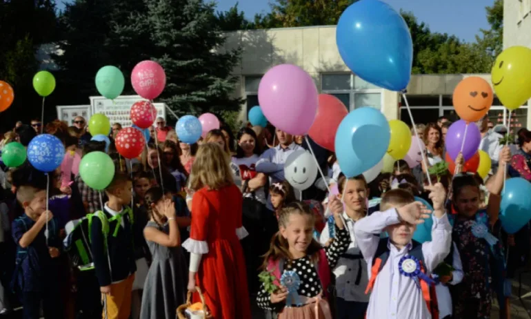 15 септември е. Днес прага на училище ще прекрачат 716 00 ученици в над 2300 училища. Честит първи учебен ден и успех! - Tribune.bg