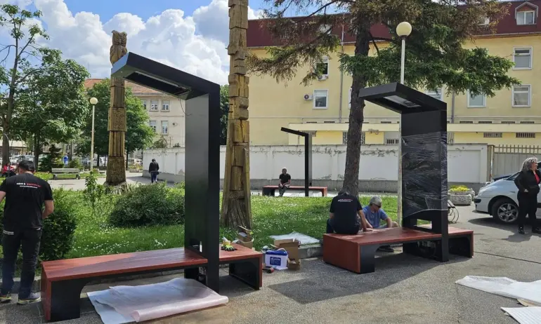 Враца вече разполага със съвременни соларни пейки.Монтирани са по европейски