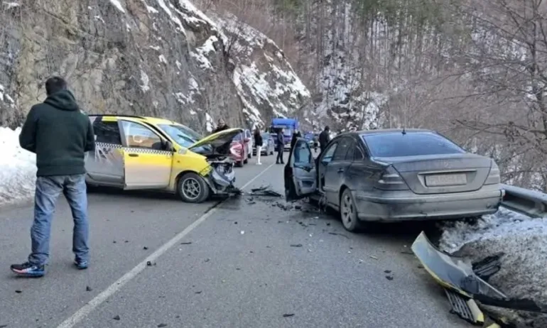 Тежка катастрофа затвори пътя Смолян – Пловдив