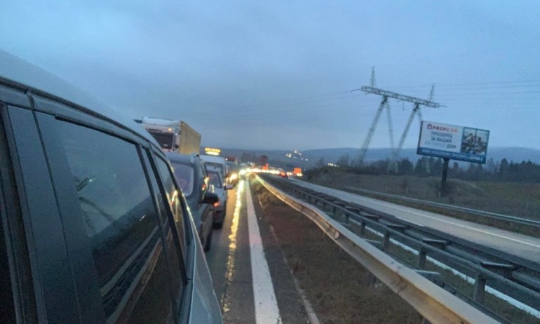 Отново: Километрично задръстване на АМ Тракия в посока Пловдив (ВИДЕО) - Tribune.bg