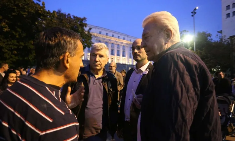 Илиян Василев брани английския на Радев: Корнелия иска да го дискредитира - Tribune.bg