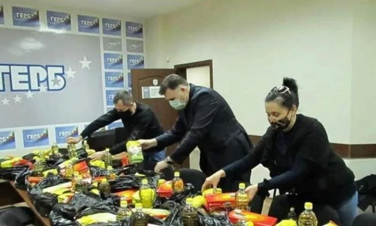 Светослав Трайков от Фабриката за фалшиви новини с нов фейк - снимка от дарение на ГЕРБ-Плевен за Нова година - Tribune.bg