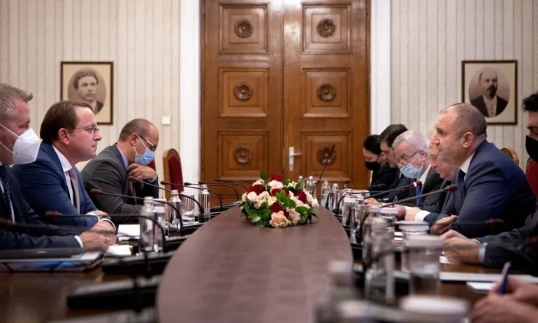 Радев към комисаря по разширяване на ЕС: Северна Македония да започне да зачита ценностите на демокрацията и правата на човека - Tribune.bg