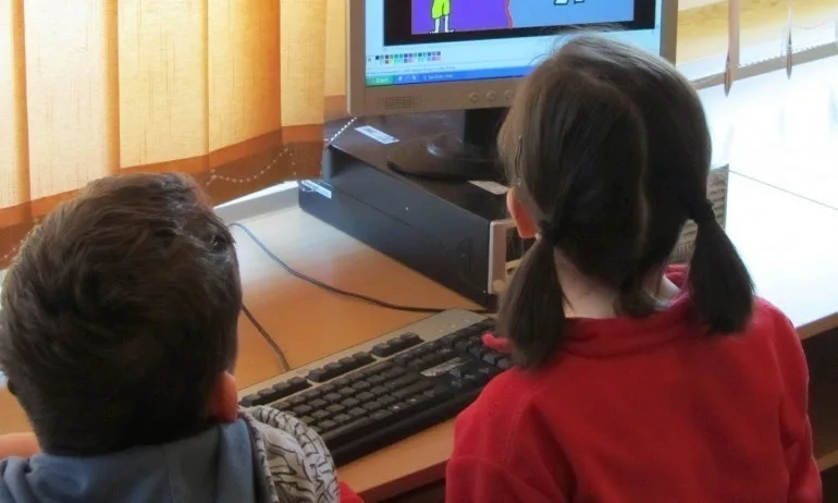 МОН купува 80 000 лаптопа и таблети за онлайн обучението - Tribune.bg