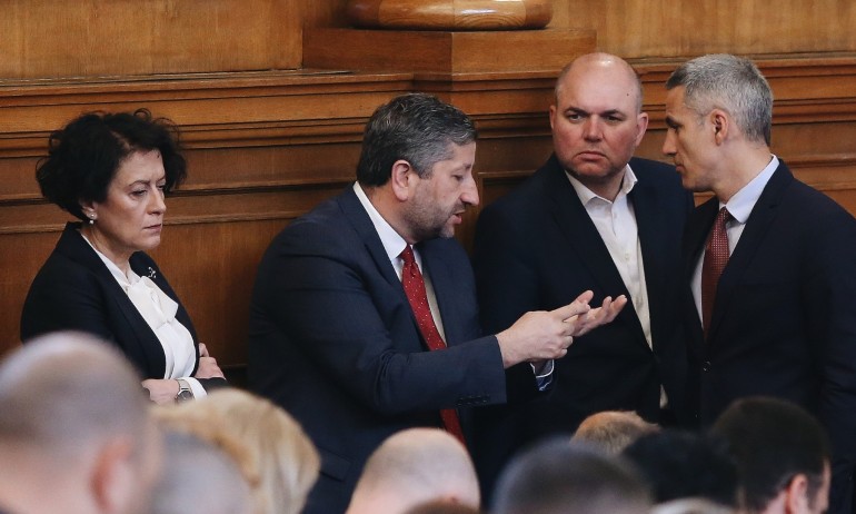 Деление с остатък: Коалицията се скара за парламентарната математика и местата в комисиите - Tribune.bg