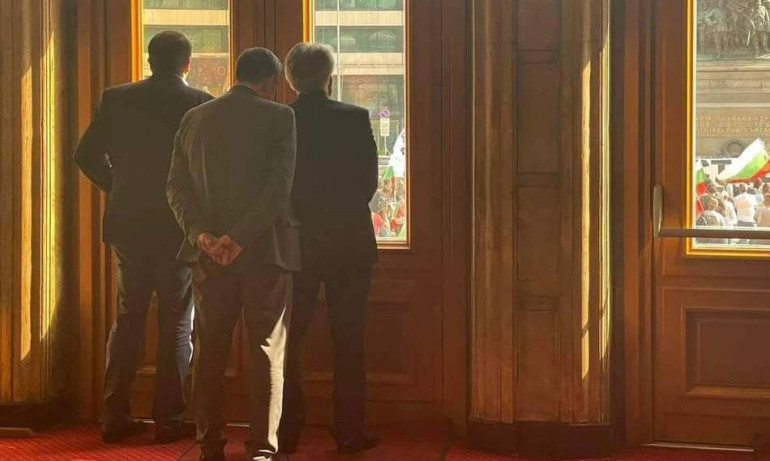 Рашков и депутати от ПП наблюдават тайно протестите срещу властта - Tribune.bg