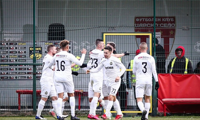 Славия взе сина на легенда на Барселона - Tribune.bg