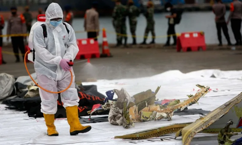 Откриха черните кутии на катастрофиралия в Индонезия самолет - Tribune.bg