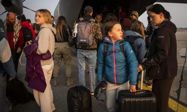 ЕС евакуира над 8 000 свои граждани от Близкия изток - Tribune.bg