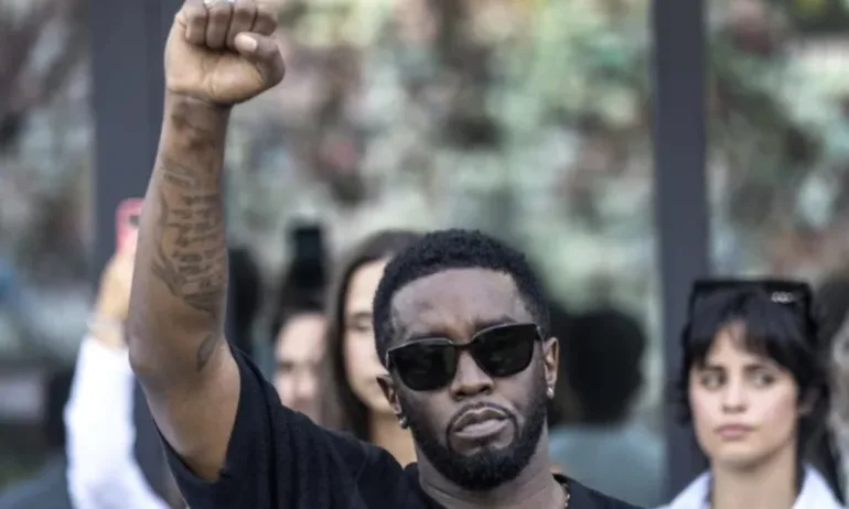 Шон Диди Комбс беше посрещнат с аплодисменти на крака от съкилийниците си - Tribune.bg