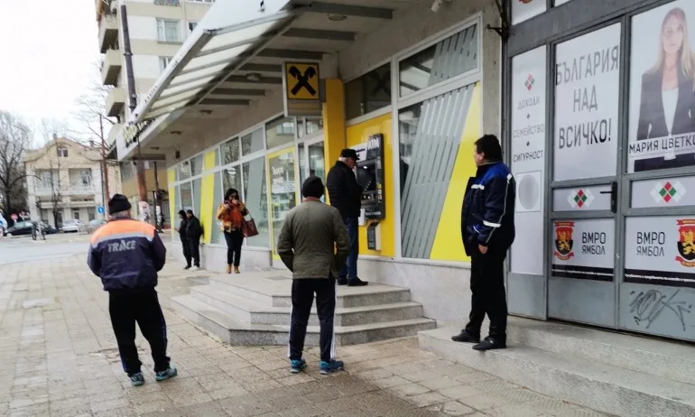 Манипулация: Роми пред банкомат бяха представени като членове на ВМРО - Tribune.bg