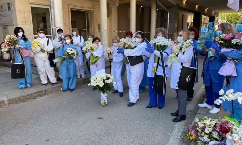 Лили Иванова зарадва медиците с цветята от рождения си ден - Tribune.bg