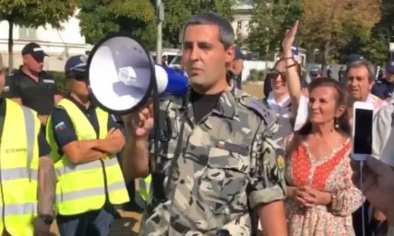 Груба провокация! Фалшив военен на протест, лъже уж от името на армията (ВИДЕО) - Tribune.bg