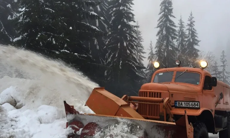 Свлачище затвори пътя Смолян-Широка Лъка - Tribune.bg