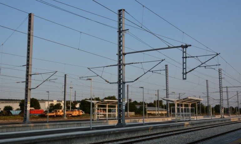 Рекордно високите цени на тока принудиха частните железопътни компании в