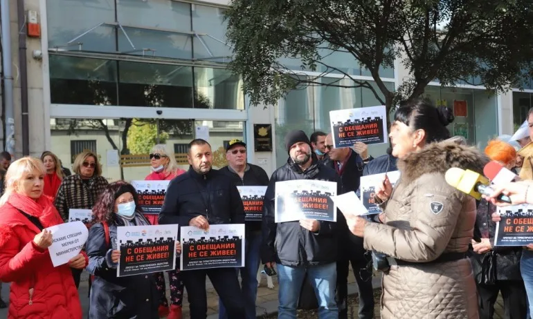 Туроператори на протест в София: В момента е пълен батак в бранша - Tribune.bg