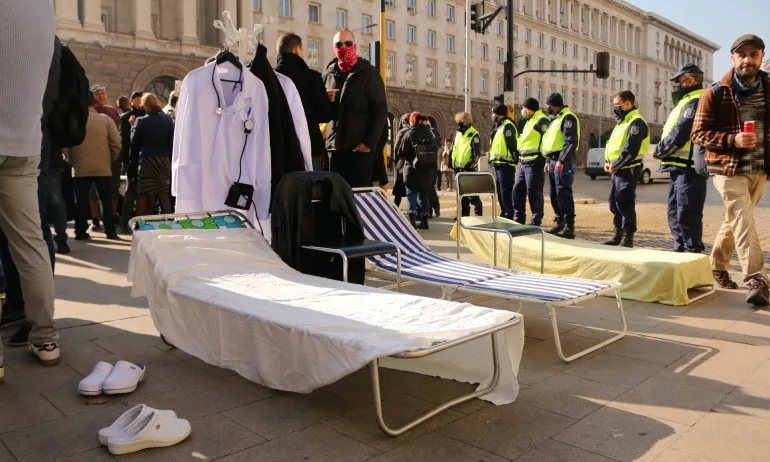 Мрежата коментира последната акция на Манолова: Копа дъното постоянно - Tribune.bg