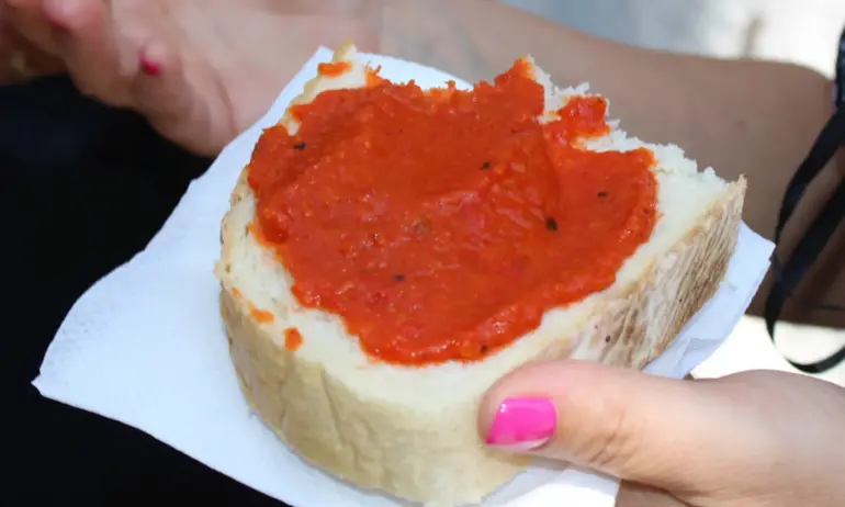 Бабите правят лютеница от чушки! Не от 16% захар, нишесте, Е-та, олиамид, оцветители - Tribune.bg