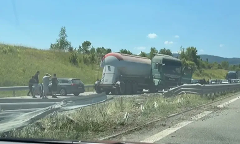 Камион разкъса мантинела на Струма и се вряза в кола - (ОБНОВЯВА СЕ/ВИДЕО) - Tribune.bg