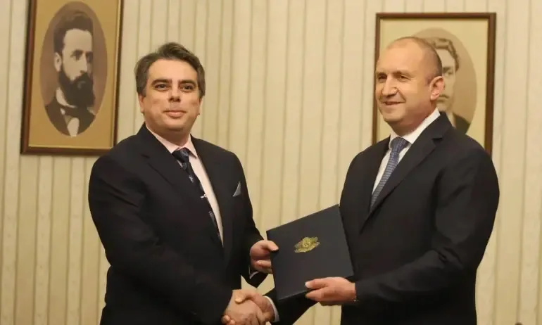 Румен Радев ще се срещне с Асен Василев за връчения мандат - Tribune.bg