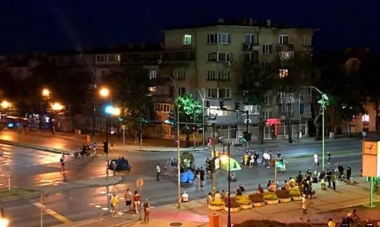 Разкол във варненския палатков лагер: Обвинения за наркотици и за продажба на протеста - Tribune.bg