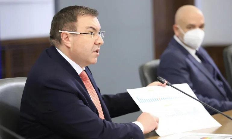 Министър Ангелов: Няма да изложим на риск нито един член на избирателна комисия - Tribune.bg