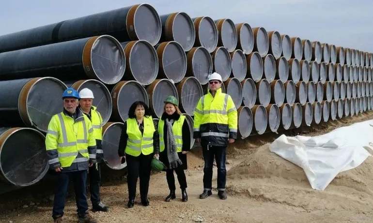 Министър Петкова инспектира доставката и съхранението на тръбите за газовата връзка с Гърция - Tribune.bg