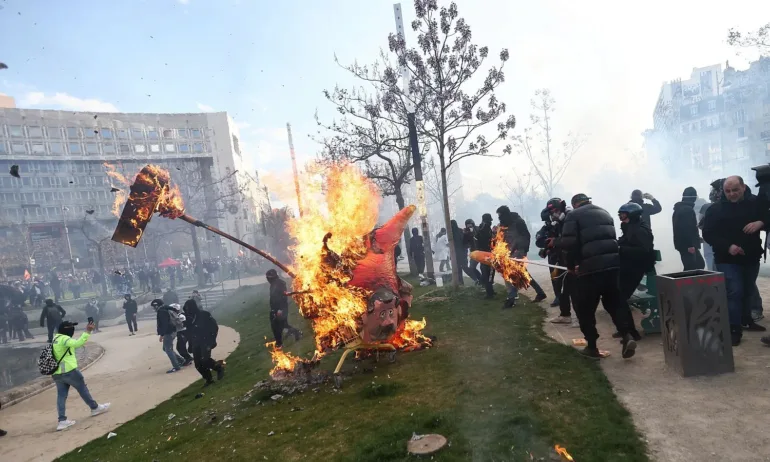 Поредна нощ на масови протести във Франция - Tribune.bg