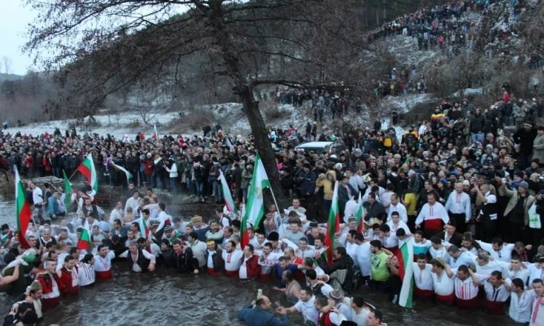 Епископ Тихон: Традицията няма да се загуби, ако няма мъжко хоро в Калофер - Tribune.bg