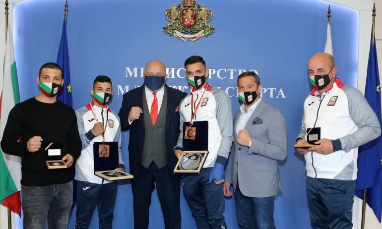 Министър Кралев награди медалистите от Световното първенство по бокс за младежи и девойки - Tribune.bg