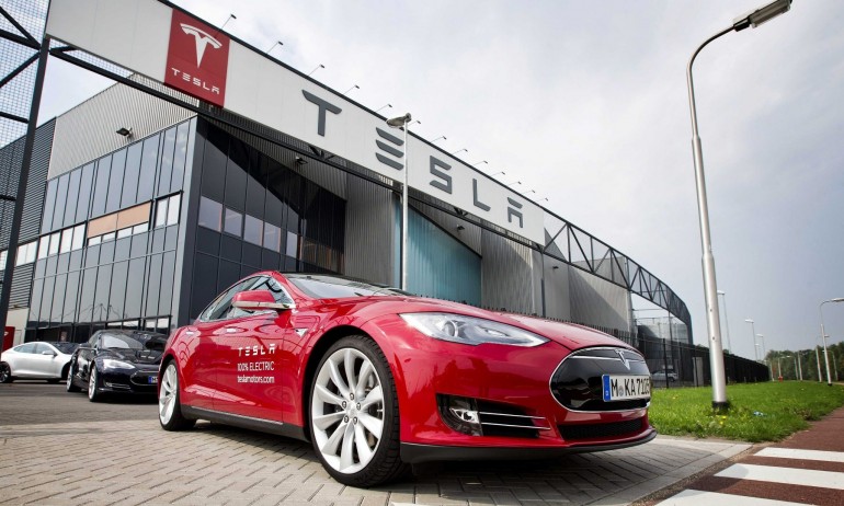 Жена роди в кола Тесла на автопилот - Tribune.bg