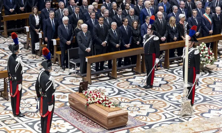 Италия се сбогува с Берлускони и се пита кой ще го наследи (ВИДЕО) - Tribune.bg