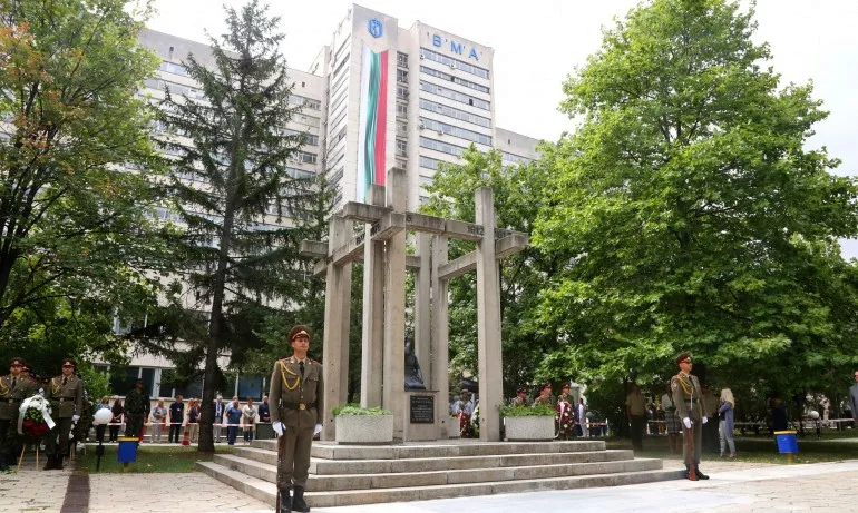 В деня на здравния работник: Минута мълчание в памет на медиците, загубили битката с COVID-19 - Tribune.bg