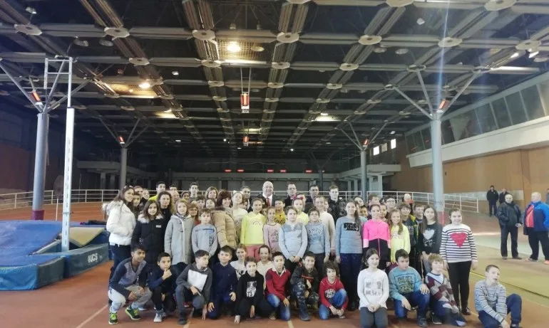 Кралев даде старт на ремонта в залата за лека атлетика в Добрич - Tribune.bg