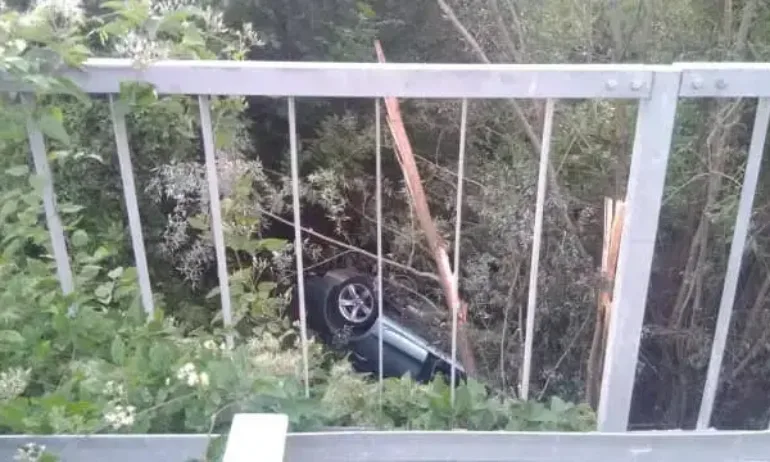След катастрофа: 25-годишен мъж остана затиснат в автомобила си около 17 часа - Tribune.bg