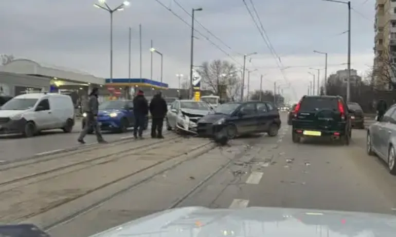 Удар на две коли в столичния кв. Люлин временно спря трамвай 8 - Tribune.bg