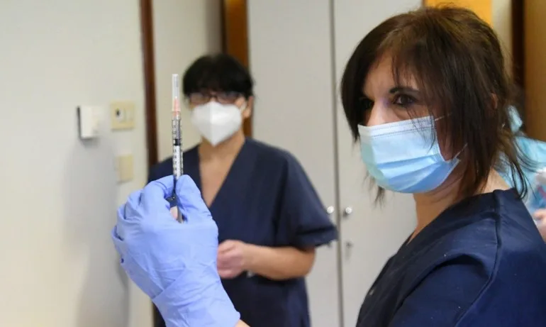 Във Великобритания започва имунизацията с новата ваксина на АстраЗенека - Tribune.bg