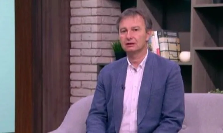 Доц. Калпачки: Преекспонира се рискът от тромбози след ваксинация срещу COVID-19 - Tribune.bg