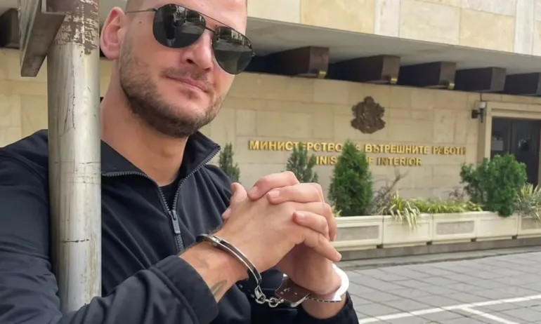 Журналист обяви гладна стачка и се заключи за стълб пред МВР - Tribune.bg