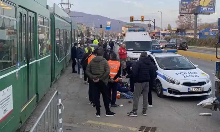 Мъж се удари в трамвай - не го видял - Tribune.bg