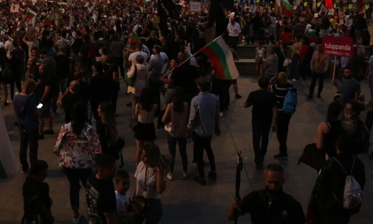 Протестиращи блокираха Първо районно, подкрепят бившия депутат, който спря метрото - Tribune.bg
