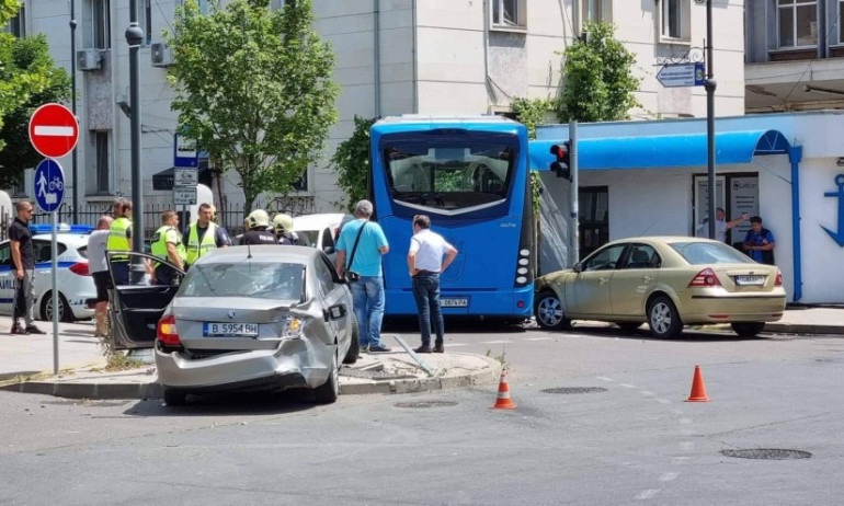 Един пострадал при тежка катастрофа с градски автобус и две коли в Бургас - Tribune.bg