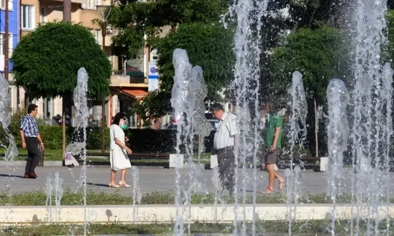 Заради горещото време: В София раздават безплатно минерална вода - Tribune.bg