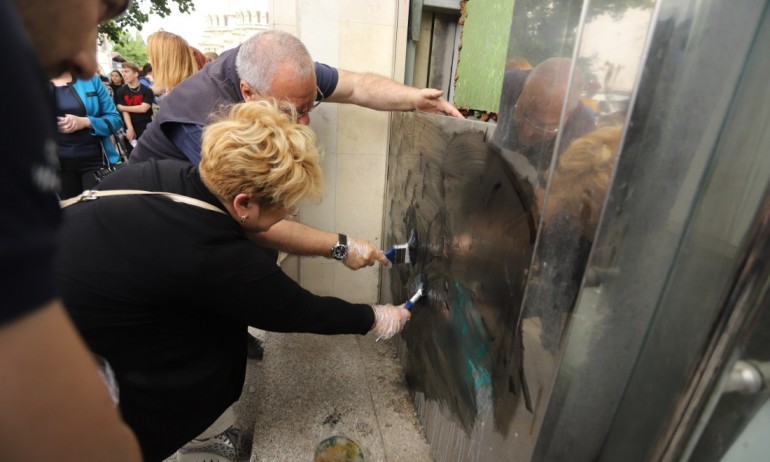 Чистят надписите на омразата от сгради в столицата (СНИМКИ) - Tribune.bg