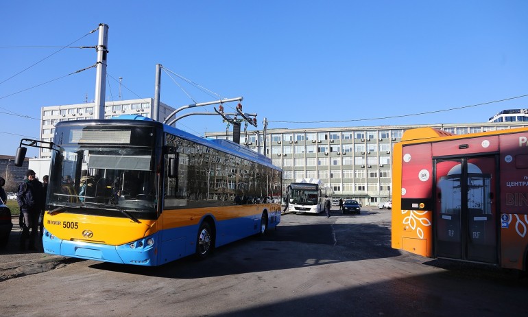 Фандъкова показа новите електробуси, те се движат по три линии - Tribune.bg